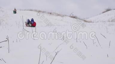 十几岁的女孩骑着白色的雪山，笑。 圣诞<strong>节</strong>假期。 冬季<strong>运动会</strong>。 慢动作